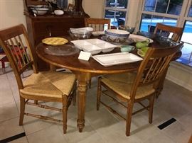 Oval Dining Room Table with 2 leaves (Without Leaves it is round) and 4 chairs 