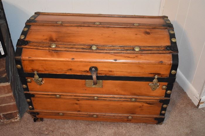 Beautiful Woodent Camel Back Trunk with Tray in Awesome Condition!