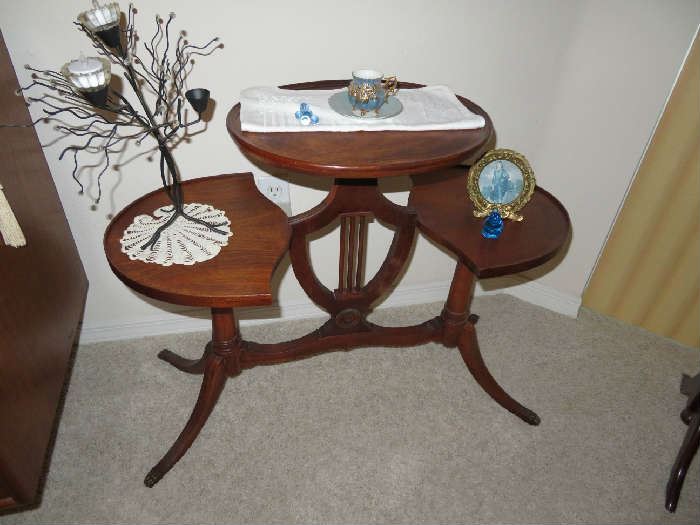 Wonderful Duncan Phyfe style side table