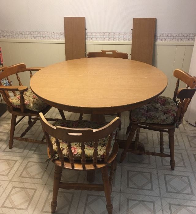 Vintage round Formica topped maple pedestal table with four chairs and two leaves