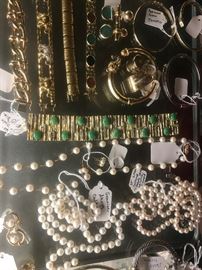  Pearls and 18 karat gold bracelet with diamonds in Jade