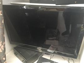 This Samsung TV is currently mounted on a very versatile wall mount