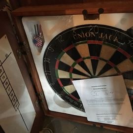 New and complet dart board. (There's an old one too.)