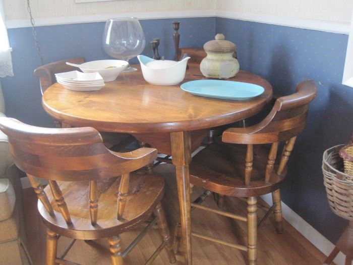 hefty round table & chairs