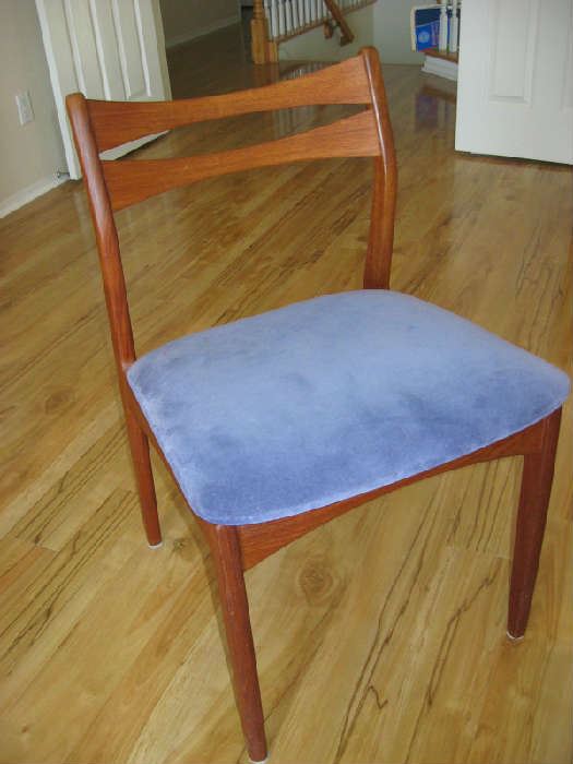 SINGLE MID CENTURY CHAIR