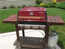 LIKE NEW GRILL WITH PROPANE TANK & COVER