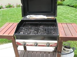 LIKE NEW GRILL WITH PROPANE TANK & COVER