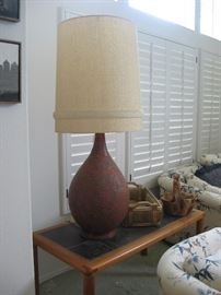 SLATE TOP TABLE / LARGE MID CENTURY LAMP WITH ORIGINAL SHADE