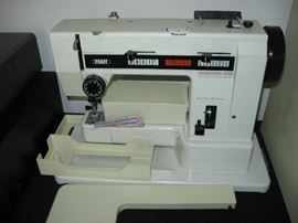 PFAFF SEWING MACHINE WITH SUPPLIES