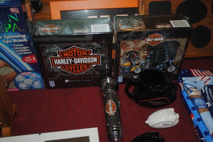 Several Harley Davidson collectibles
