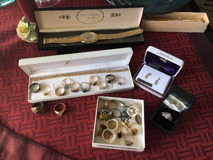 Several pieces of fine jewelry 