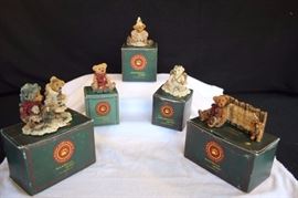 Collection of 5 Boyds Bears & Friends: The Bearstone Collection, all in original boxes and in mint condition all handmade in China: Grenville & Neville… "The Sign"(1994) designs BY G.M. Rosenthal; "Bailey's Birthday" (1993) - "We are always the same age inside..." Edition/pc #7E/1189 STYLE #2014;"Juliette Angel Bear (Ivory)" ( 1993) - "Light fades; the stars appear...evening anges gather near..."  Edition/pc #8E/1412 STYLE #2029; Edmond & Bailey… "Gathering Holly" "Friendship is the only cement that will ever hold the world together" Woodrow Wilson. Edition/pc #5E/1824 STYLE 2240; Rust Bear / Red Scarf "take good care of yourself you belong to me... " Editionh/pc #5E/2647 STYLE 2003. The lot is in excellent condition new in boxes.
