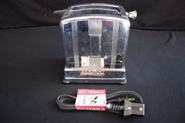 1930 Universal Toaster: awesome patented Landers, Frary & Clark toaster. Universal, c:1930-1935. Model No. E7822, 660 watts, 110 volts New Britain, Conn. USA. The cord was recently replaced. In good condition, considering it's age (over 80 years old) and it works (not as good as a modern toaster).