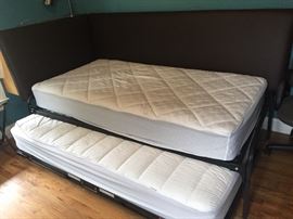 Trundle bed w/wall pads