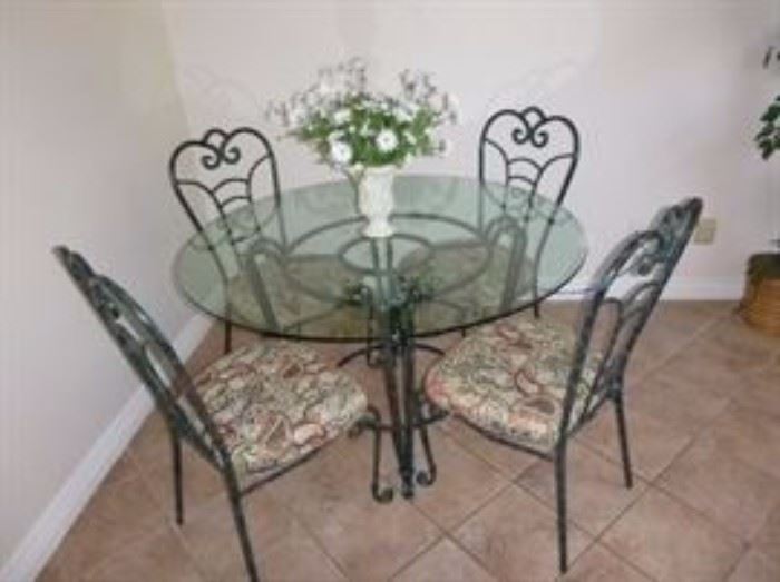 Beautiful metal and glass table with 4 chairs in excellent condition. Very good,quality. 