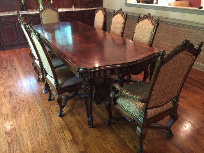 Scalloped Edge Distressed Carved Inlayed Mahogany Dining Room Table w/ 3 (21’’) Leaves (70’’ x 43’’)