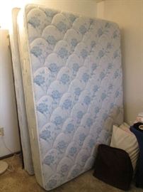 Queen Mattress Set, "Serta" Summer/Winter