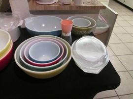 The "Piece de Resistance", Pyrex 4-Bowl Set, in gorgeous Vintage colors