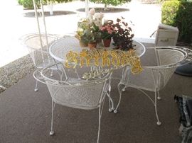 White Wrought Iron Table/4 Chairs