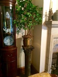 So many eye catching accessories, like this ceramic column