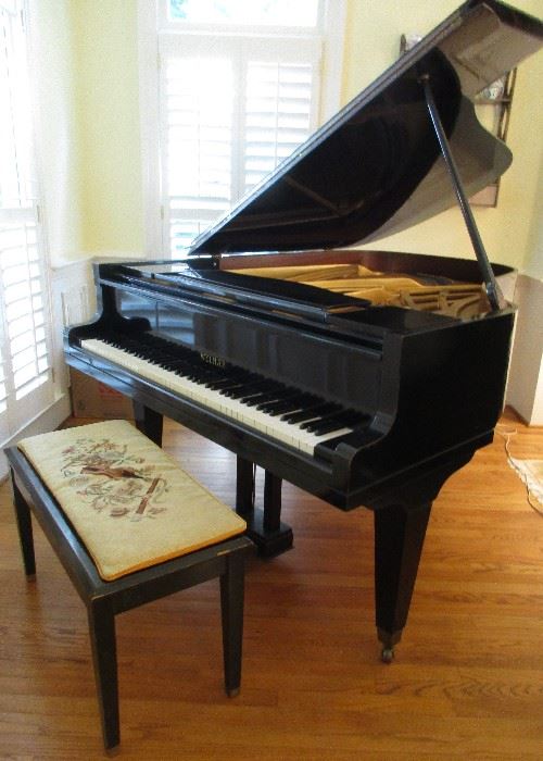 Baby grand piano and bench Welmar