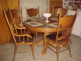 Dining Table w/1 Leaf, 2 Arm Chairs & 4 Side Chairs