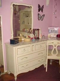 French Provincial Dresser w/Mirror