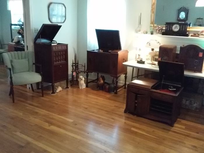 Collection of antique radios & phonograph