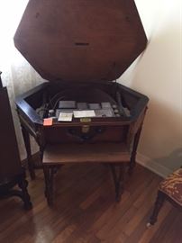 Radio in antique table Atwater Kent 55C