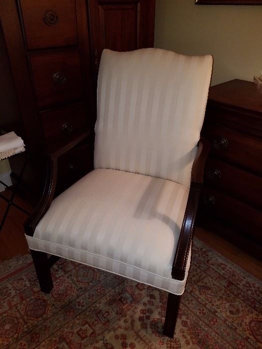 Beautiful, clean side arm chair