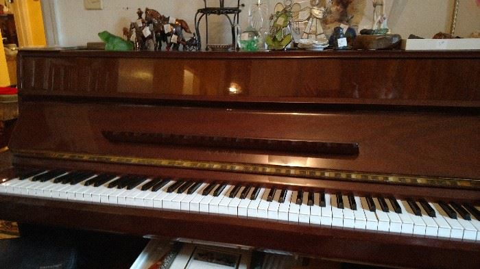 Kawai Japanese piano, excellent condition and amazing sound! -- with bench