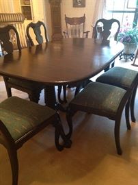 Oval dining room table with 6 chairs (has another leaf, too)