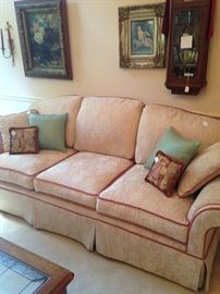 Formal 3-cushion sofa