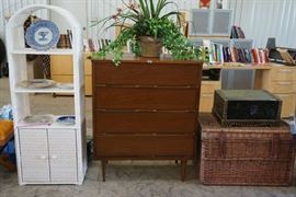 Chest of drawers, wicker, collecter's plates