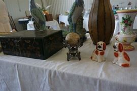 Deco chest and other items,