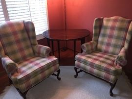 LOVELY CHAIRS AND DINNING ROOM TABLE WITH 3 LEAFS