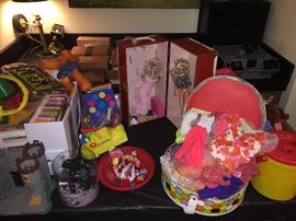 KIDS GAMES, ANTIQUE BARBIES/DOLLS CLOTHES 