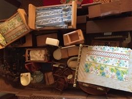 DOLL HOUSE FURNITURE 