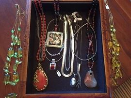 UNIQUE NECKLACES 