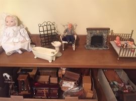 MINIATURE DOLL HOUSE FURNITURE AND PEOPLE 