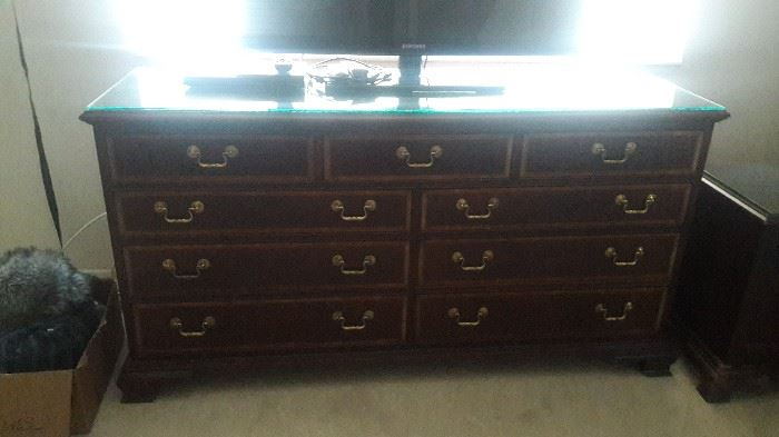 THOMASVILLE mahogany collection dresser.