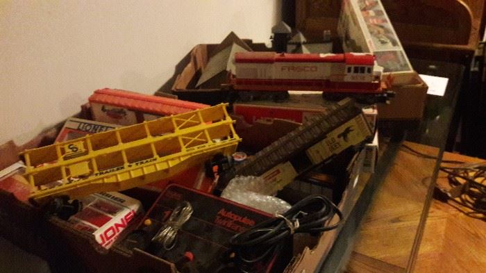 A last minute discovery !.. Lionel Train cars..