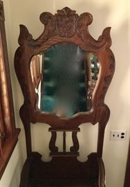 Many interesting decorative pieces