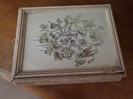 DIVIDED BOX WITH MIRROR