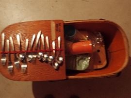 PICNIC BASKET WITH PICNIC SUPPLIES