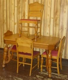Oak Breakfast Table w/1 Leaf & 4 Chairs