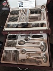 Canadian Stokes heavy stainless set for 12 in storage box