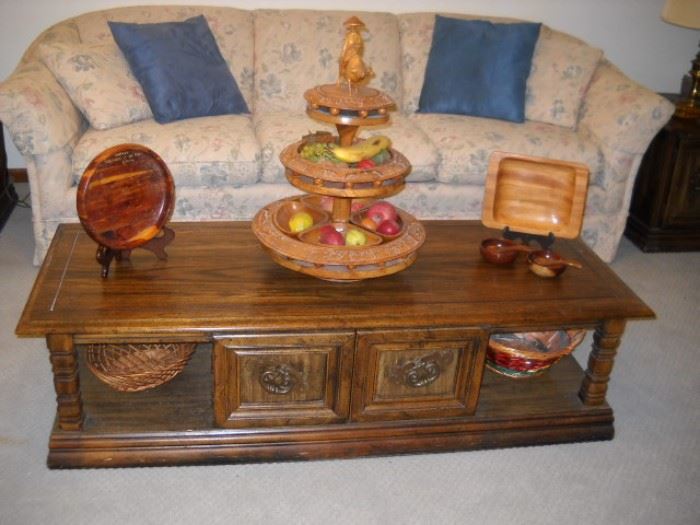 COFFEE TABLE AND WOOD FRUIT CENTERPIECE