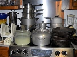 CENTER OF STOVE WAGNER WARE MAGNALITE DUTCH OVEN