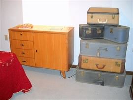 SINGER SEWING MACHINE AND VINTAGE LUGGAGE